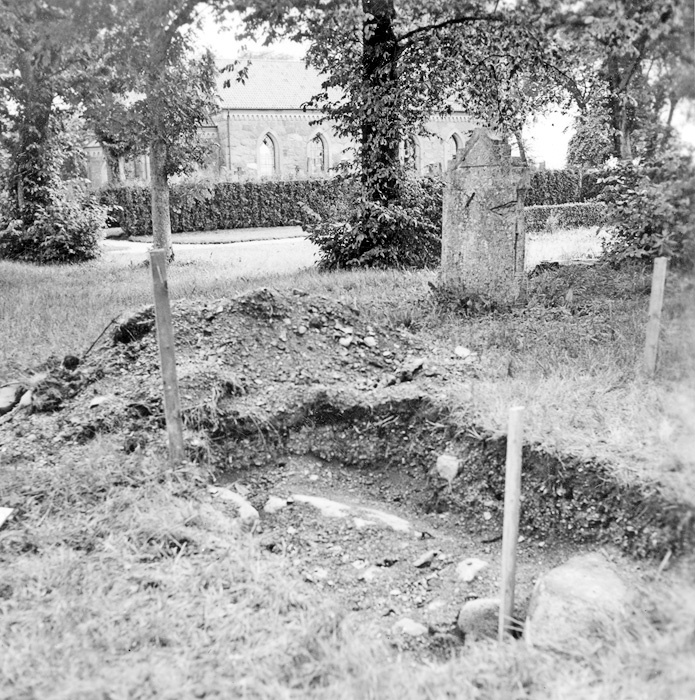 Västra Strö gamla kyrkogård. Kyrkan i fonden.