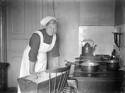Köksinteriör - en kvinna bakar.