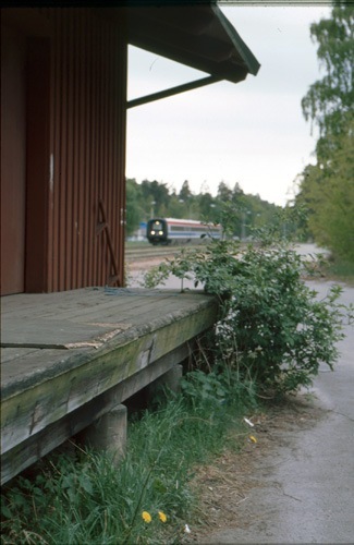 Järnvägsstation, tåg, ogräs. 2000-05