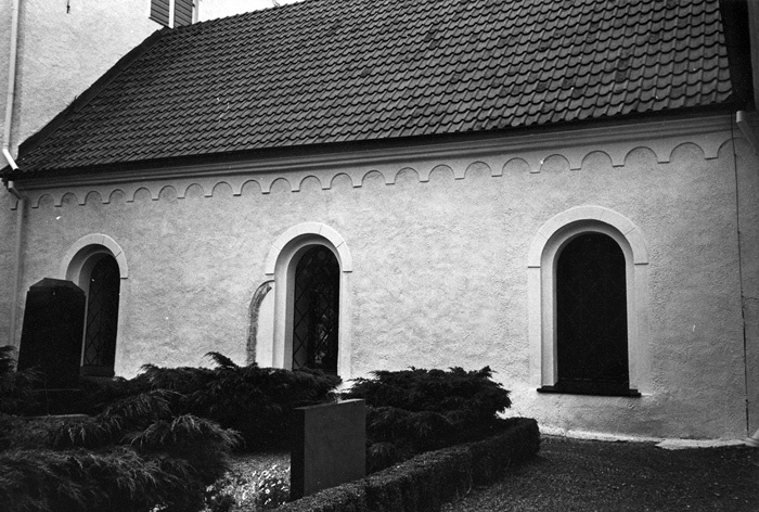 Grönby kyrka, södra långhusfasaden.