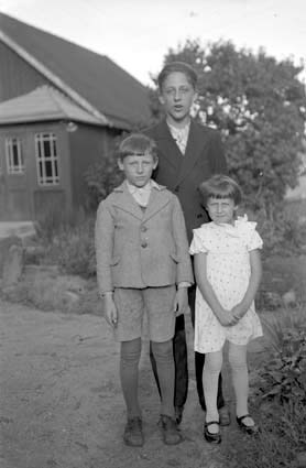 Handl. Jeppssons barn Ingvar,Uno, Rut Arkelstorp.