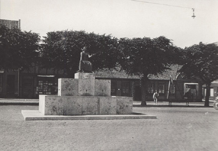 Aug. 1928. Helsingörs torg. Erik af Pommerns staty