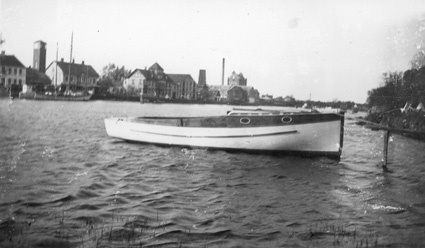 Gamla Äspebron - ruffad motorbåt.