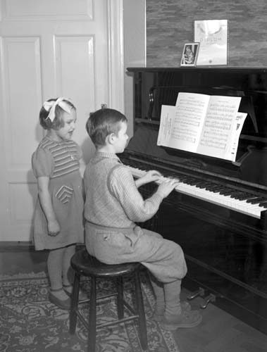 Britt Lasson och Nils Truedsson vid piano, Arke...