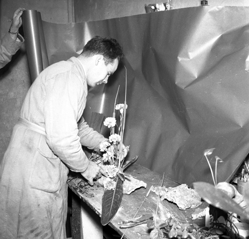 Kjell vid övertagandet av blomsteraffären 1955