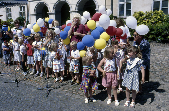 Barngrupp framför Stora Kronohuset.