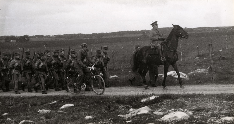 Befäl på häst och cykel åtföljda av soldater ti...