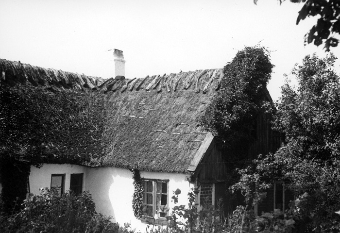 Bondgård från 1830-talet. Ägare 1953 var Johan ...