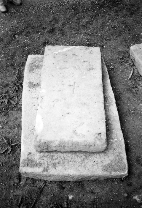 Fyra gravstenar som påträffats vid avfartsväg f...