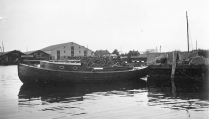 Ruffad motorbåt vid varvet 20-30-tal.