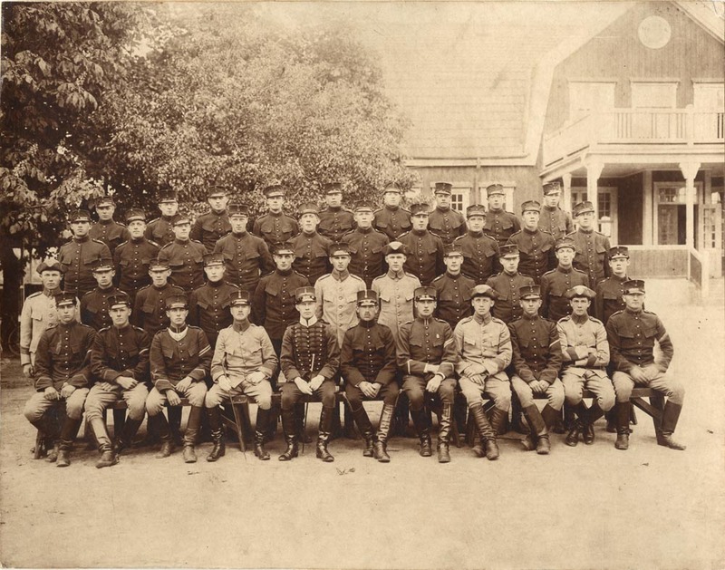 Gruppbild officerare på Ö. Kasern, ca 1920