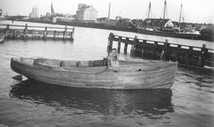 Ruffad motorbåt i lotsbåtshamnen 20-30-talet.