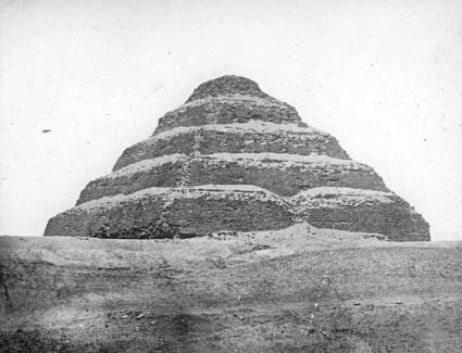 Trappstenspyramid vid Sakkarah.