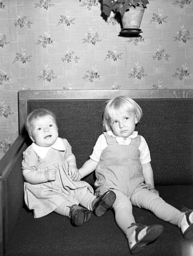 Frans och Helga Rosdahls barn Aina och Helge, V...