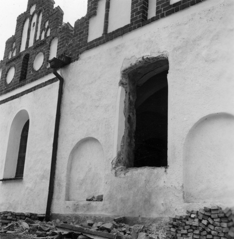 Kyrkan. Från rest. av norra kapellet 1957. Exte...
