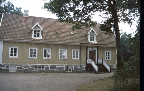 Bostadshus, uppfört 1918. Parti av fasaden mot ...