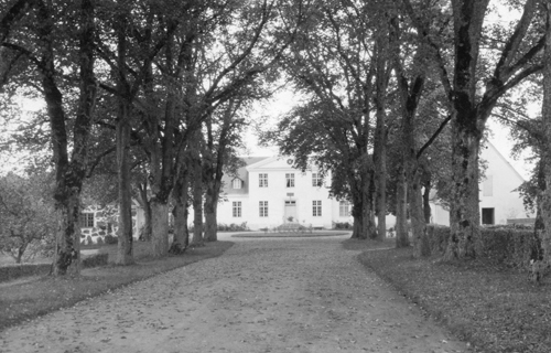 Hässleholmsgården. Boningshus från 1819. Vänstr...