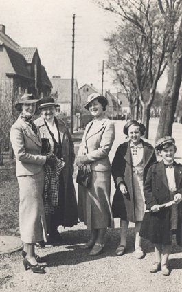 Maj 1936. Amelie och barnen hälsar på.