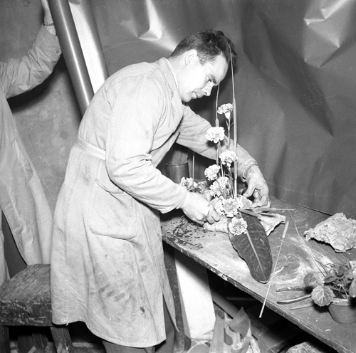 Kjell vid övertagandet av blomsteraffären 1955