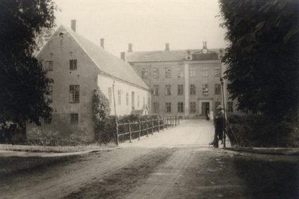 Viderups Slott, taget af Amelie Q., 1919. I för...