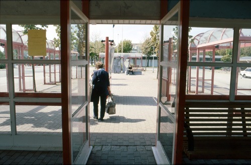 Busshållplats mittemot biblioteket. 2000-05-10
