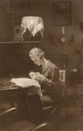 Amelie syr på sin utstyrsel, våren 1921. 100-lj...