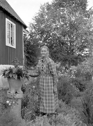 Fru Hanna Håkansson vid huset Allet.