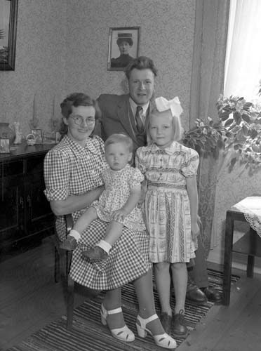 Ture och Gunhild Hoff med barnen Linnea och Mar...