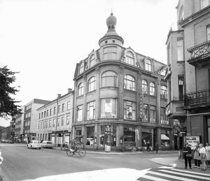 Hörnet Östra Boulevarden/Cardellsgatan. 1912 fl...
