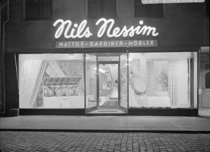 Nils Nessim, mattor, gardiner, möbler.