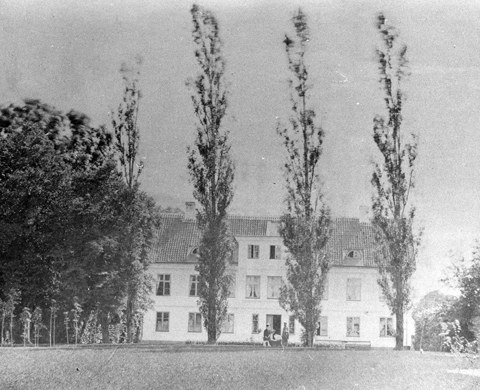 Hyby slott. Gamla huset på Hyby 1879 eller 1880...
