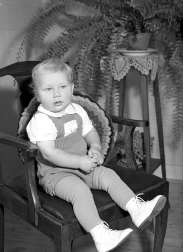 Ernst Nilsson minsta pojken sitt på stol (se 10...