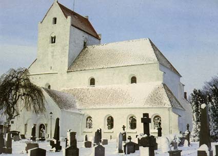Dalby kyrka i vinterskrud.