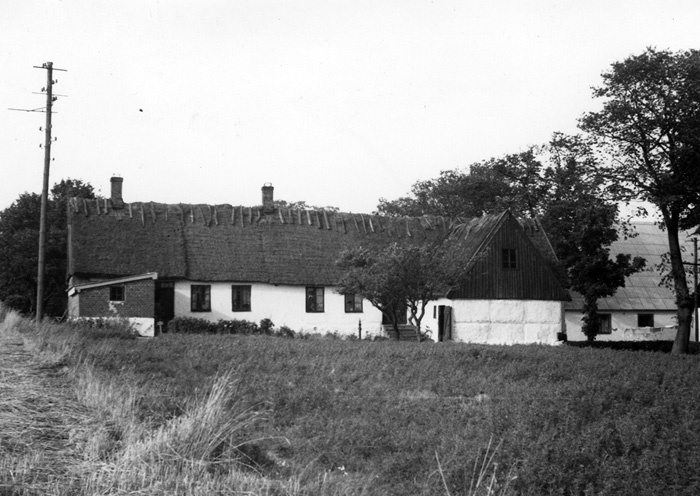 Östra Värlinge 8. Rest av 1700-tals gård. Ägare...
