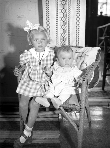 Nils och Agnes Kvists 2 barn, Ivö.