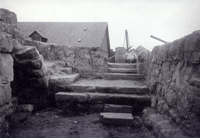 Utgrävning av Åhusborgen på 1890-talet. Åhus bo...