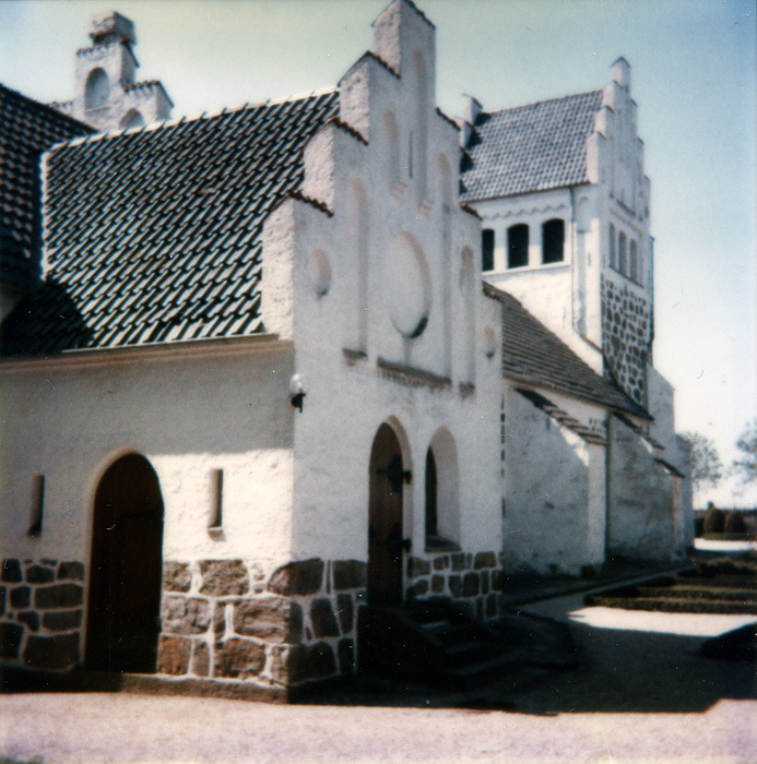 Hardeberga kyrka. Nyuppsatt lampa på sakristian.