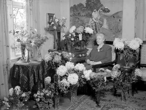 Fru Andersson m. blommorna 70 årsdag Fritorp.