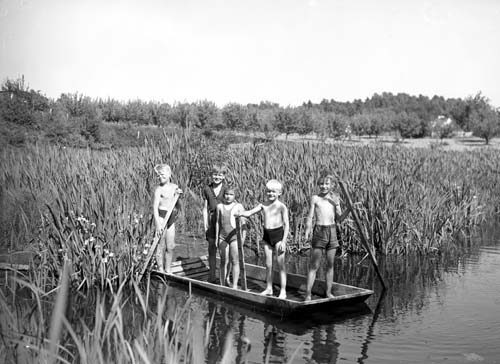 5 barn i båt Vånga Mölla.