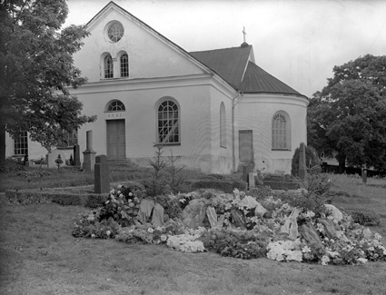 Albert Svenssons gravkulle mot kyrkan Vånga.