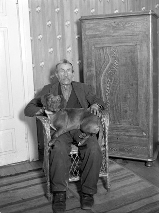 Åkare Ernst Johansson och hunden blixt Arkelstorp.