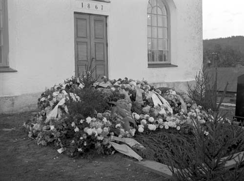 Elna Persson graven m. blommor Snäckestad.