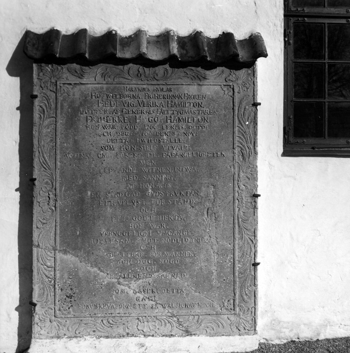 Hedvig Ulrika Hamiltons gravsten vid södra muren.