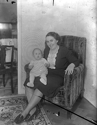 Martha Lundborg och dottern Monica i stolen Vånga.