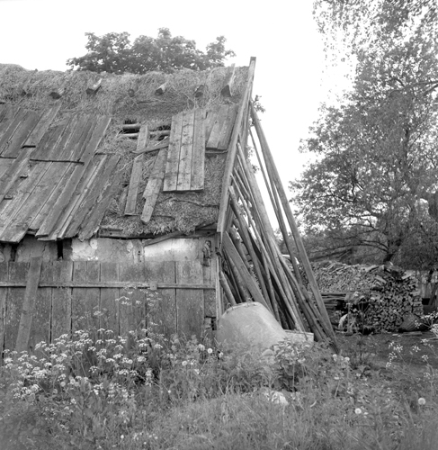 Fallfärdigt bostadshus i Sjöbo.