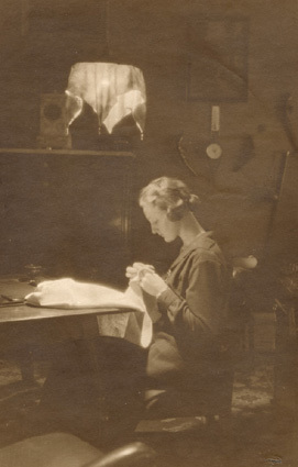 Amelie syr på sin utstyrsel, våren 1921. F/4,5....