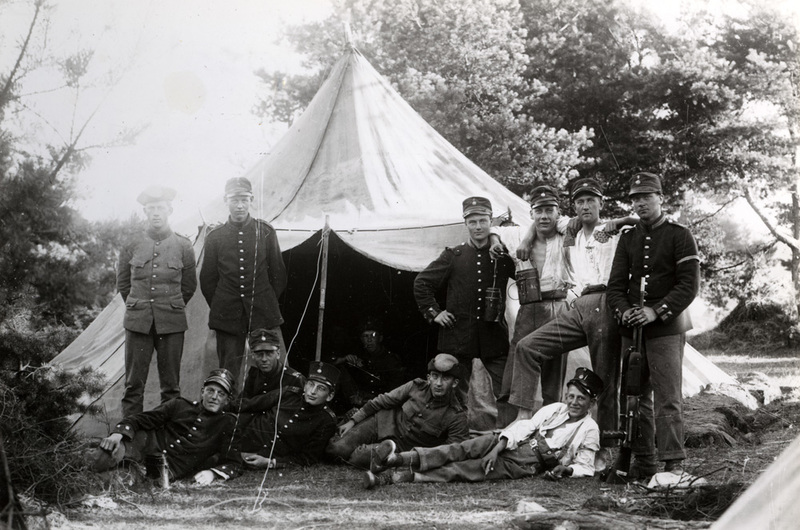 Gruppfoto av befäl och soldater som vilar utanf...