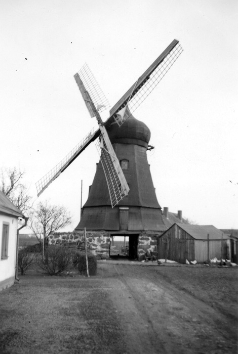 Väderkvarn, byggd 1847. Holländare. Ägare 1952 ...