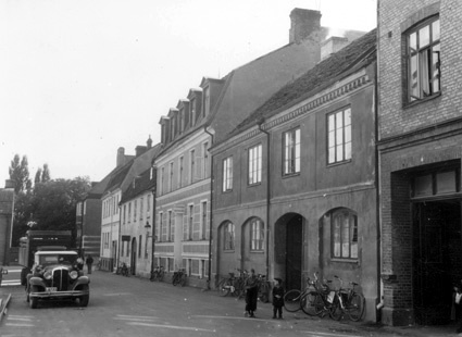 Fasaden mot  Ö, J.H. Dahlsgan, från NO.