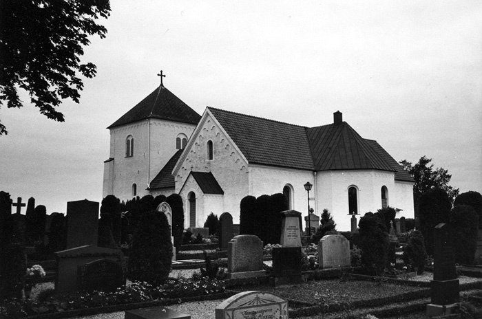 Grönby kyrka sedd från sydost.